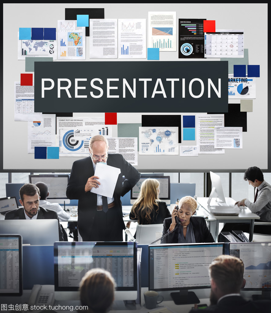 在繁忙的辦公室工作的商務(wù)人士